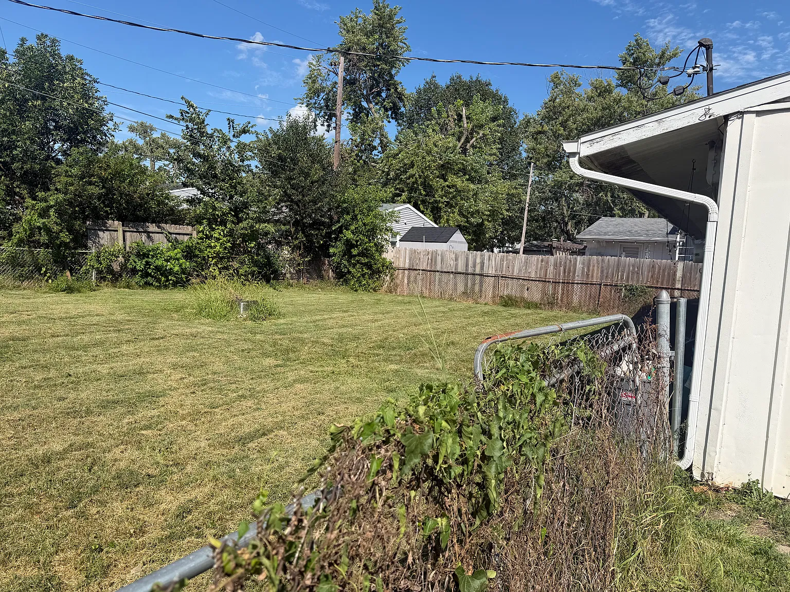3 bed, 1070 sqft, $433 — Photo 2