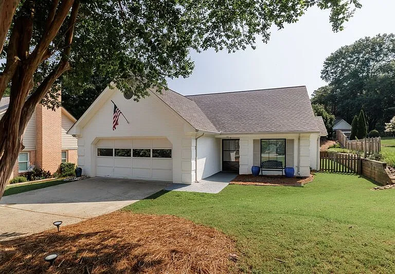 112 Lucy Ln — Photo 1