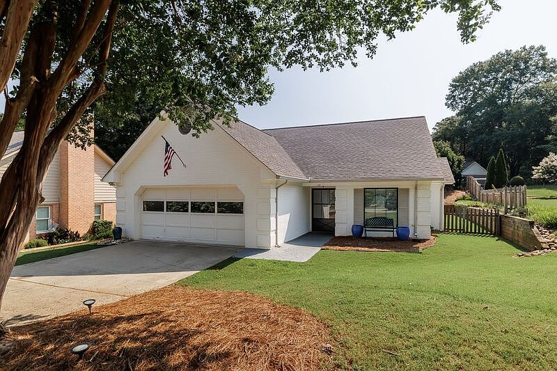 1st image of 112 Lucy Ln