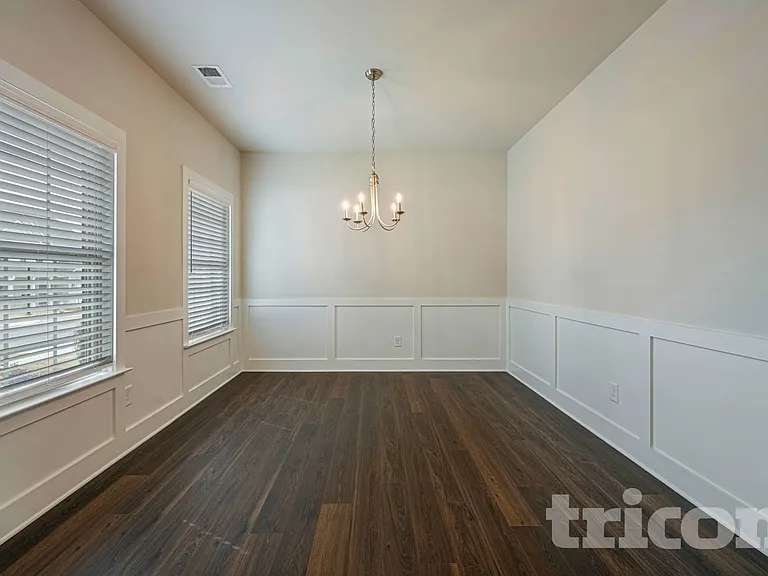 431 Curlin Ct — Photo 8