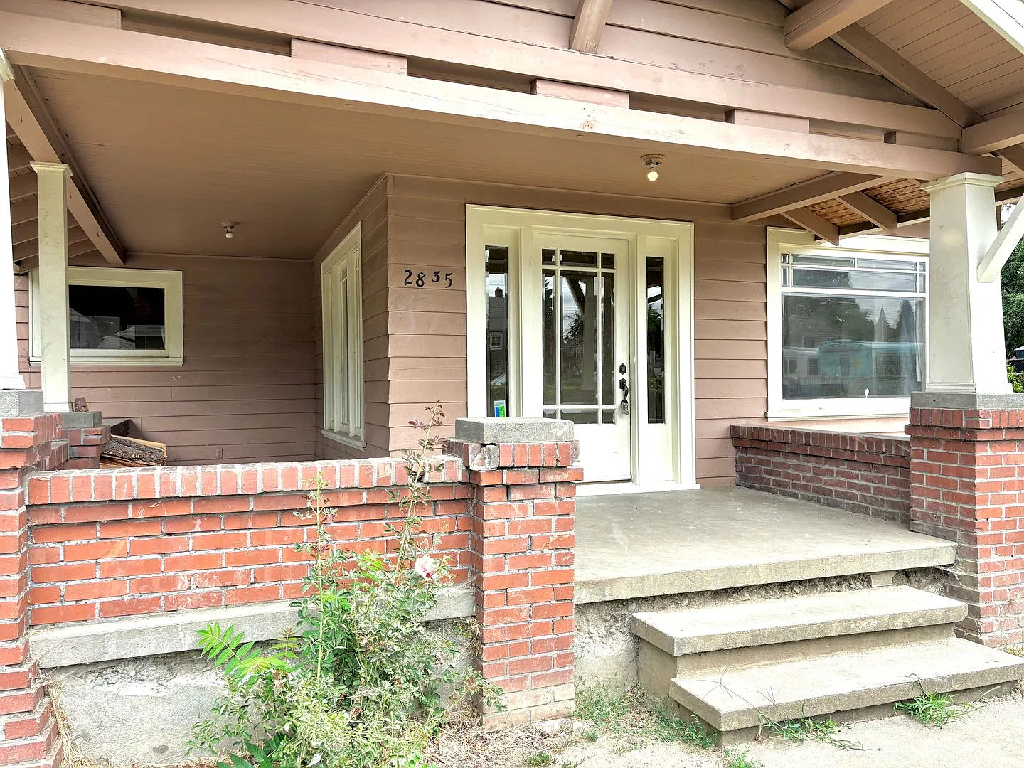 Historic Milwaukie 3 bedroom bungalow with Hardwood and fully fenced yard — Photo 2