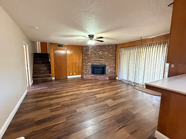 4 bed, 2.5 bath, 2854 sqft, $2,495 — Photo 2