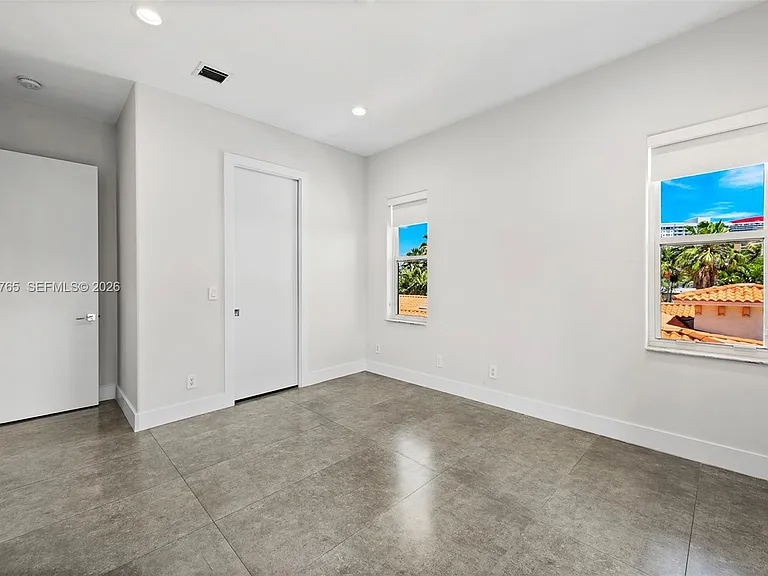 552 Palm Dr — Photo 47