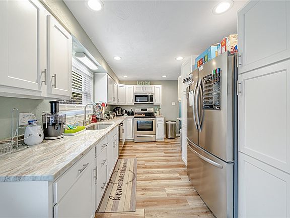 4th image of 1105 Grandview Dr