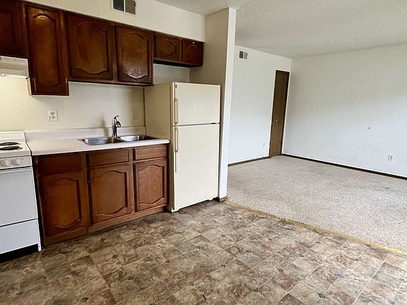 2nd image of 125 Sherwood Ct #8