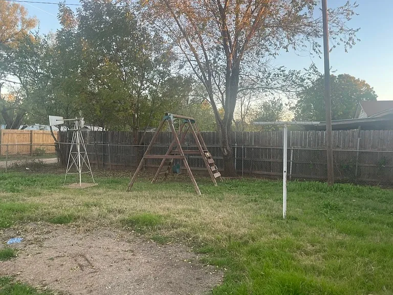 1941 N Mockingbird Ln — Photo 12
