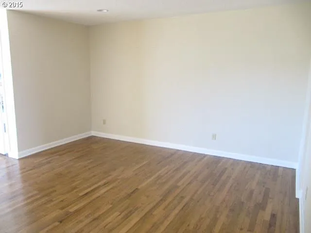350 N Maple St — Photo 4