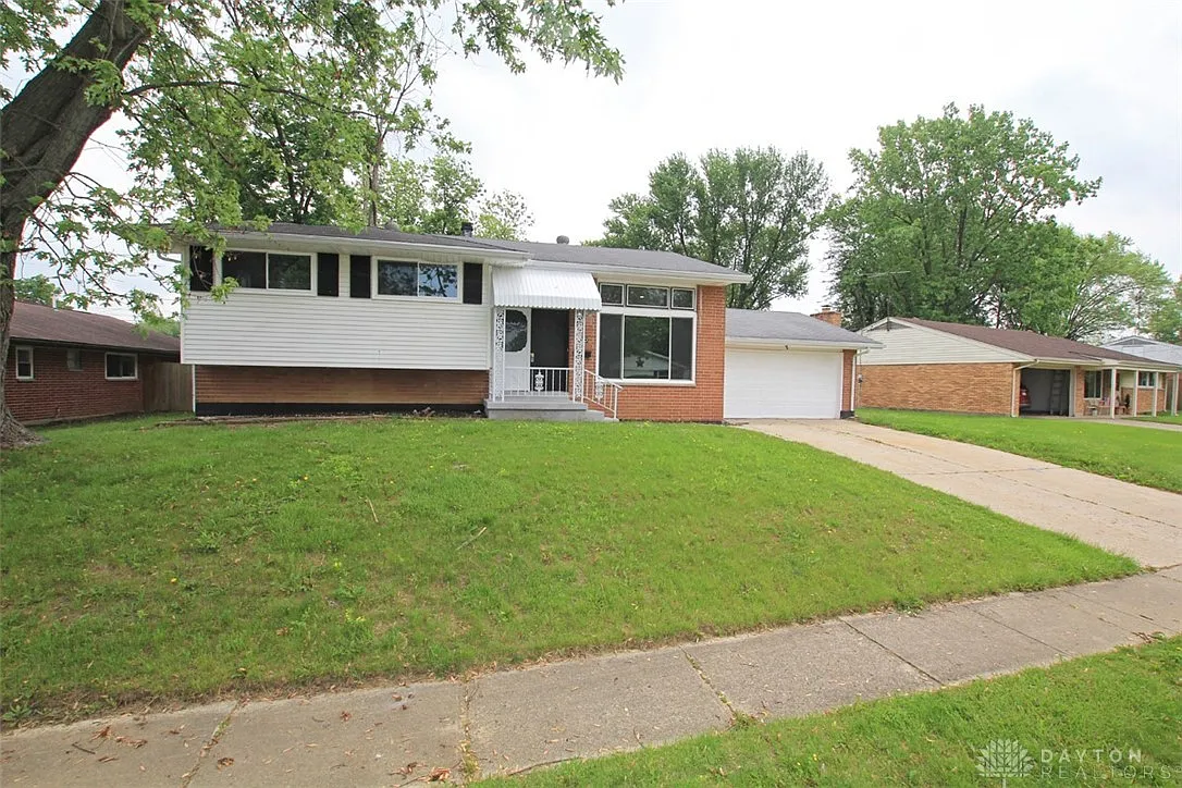 1010 Heathwood Dr photo 1