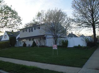 15 Finch Ln, Levittown, NY 11756