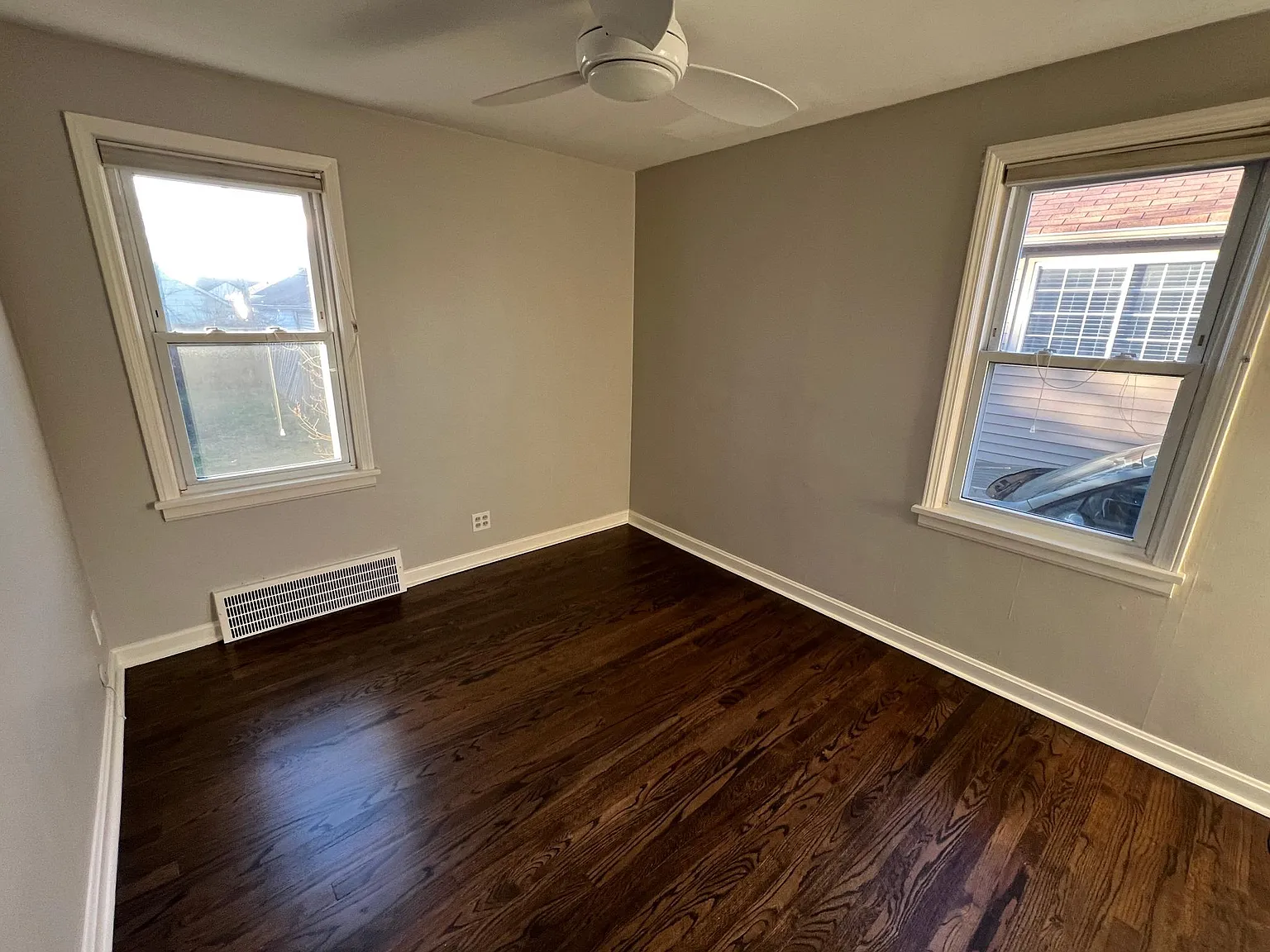1528 Woodrow Ave — Photo 4