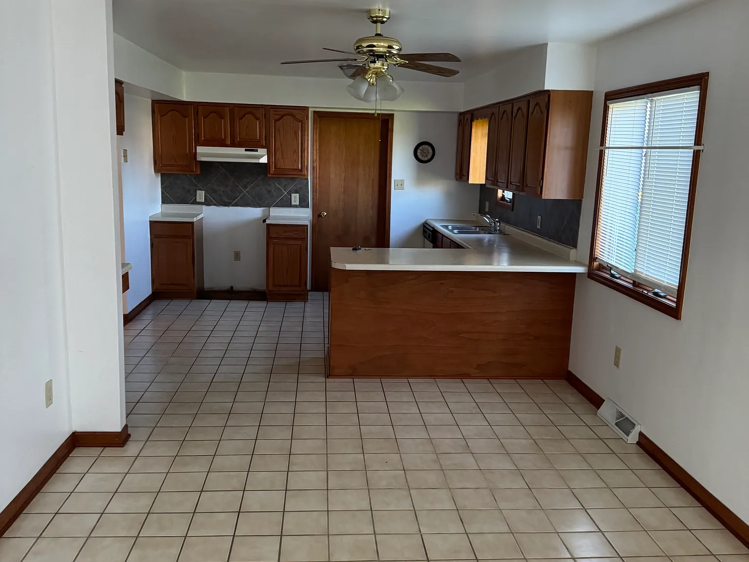 4 bed, 3000 sqft, $2,500 — Photo 4