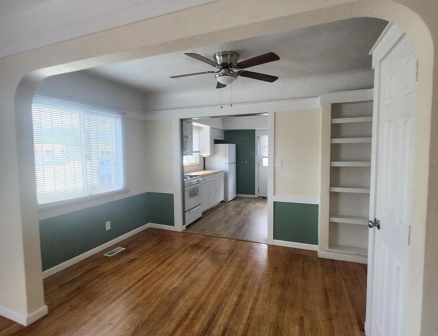 2 bed, 1.0 bath, 900 sqft, $1,600 — Photo 4