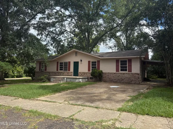 203 E Simpson Ave, Mendenhall, MS 39114