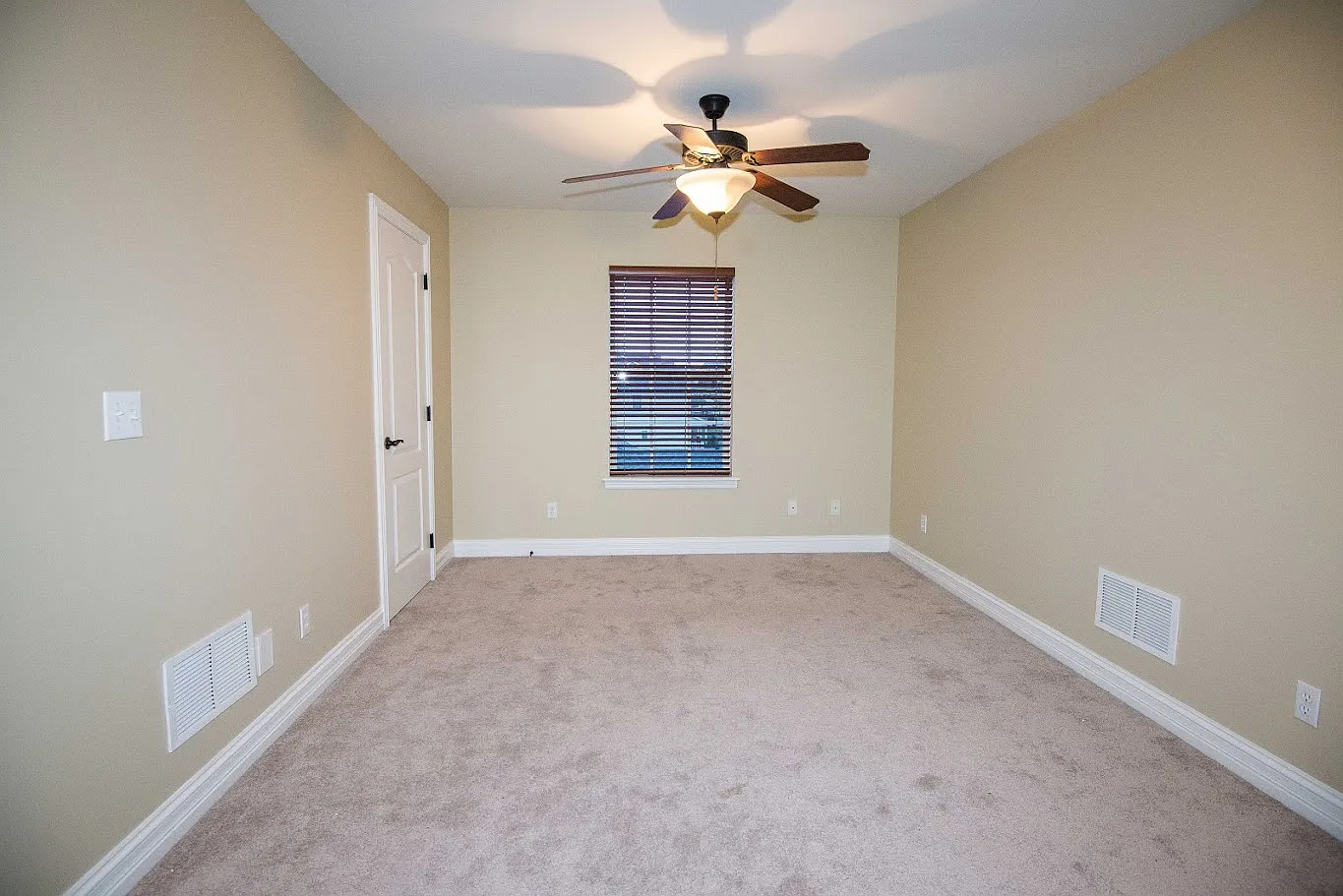 3 bed, 3.5 bath, 3340 sqft, $2,300 — Photo 4