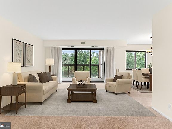 5th image of 205 Yoakum Pkwy Unit 822