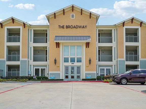 Welcome to The Broadway''s modern leasing office entrance in Houston, Texas.