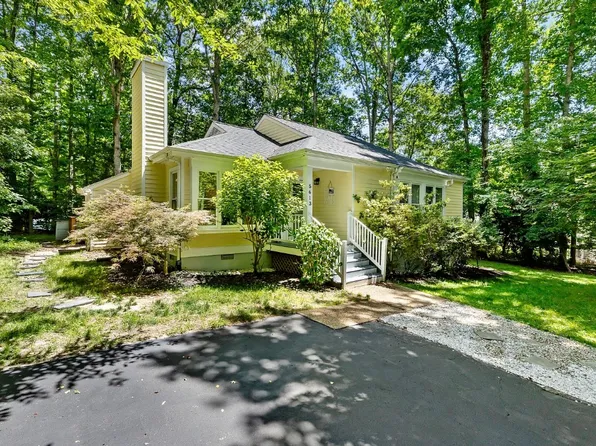 5613 Woods Walk Rd, Midlothian, VA 23112