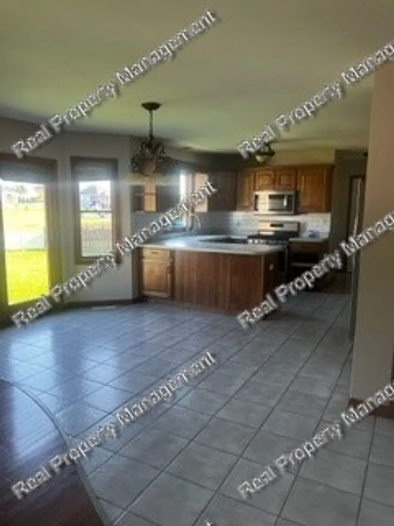 Four Bed SFH in Autumn Chase — Photo 4