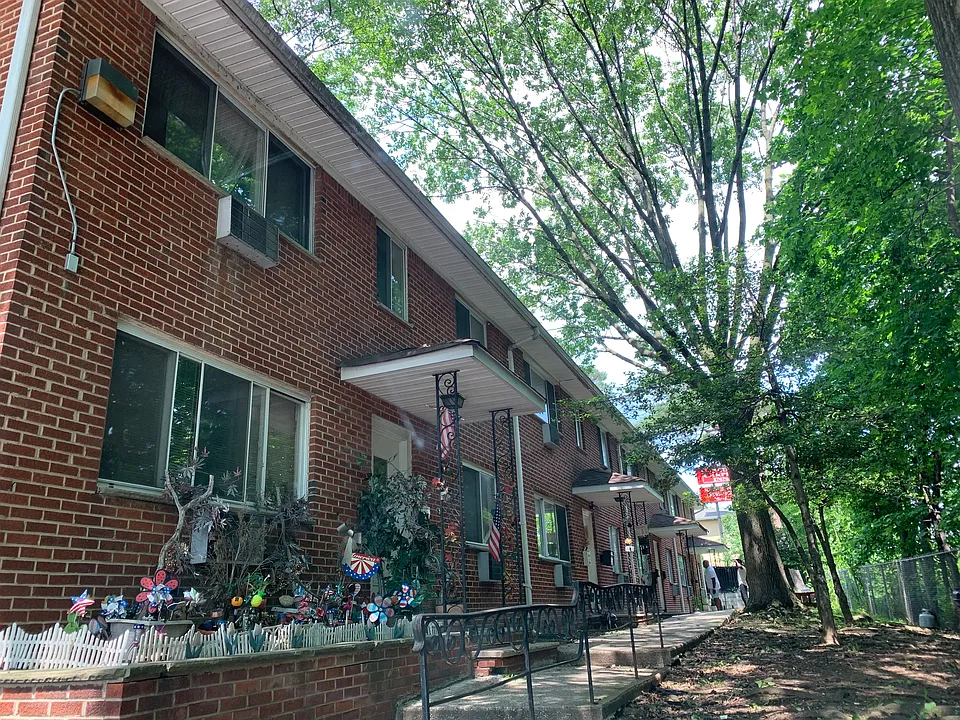 50 Stratford Pl #4A