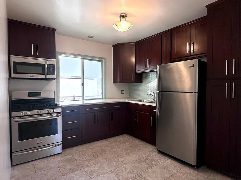 502 Westminster Ave — Photo 11