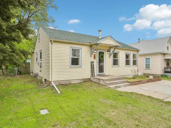 705 E 10th St, Newton, KS 67114