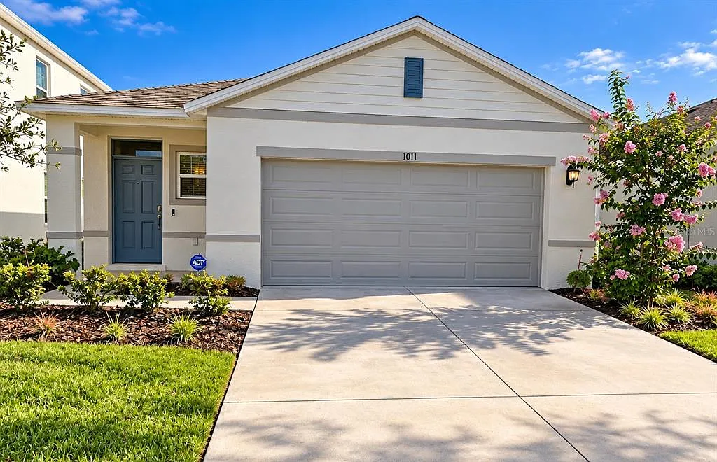 4 bed, 2.0 bath, 1688 sqft, $2,200 — Photo 1