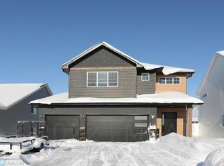 1042 Albert Dr W, West Fargo, ND