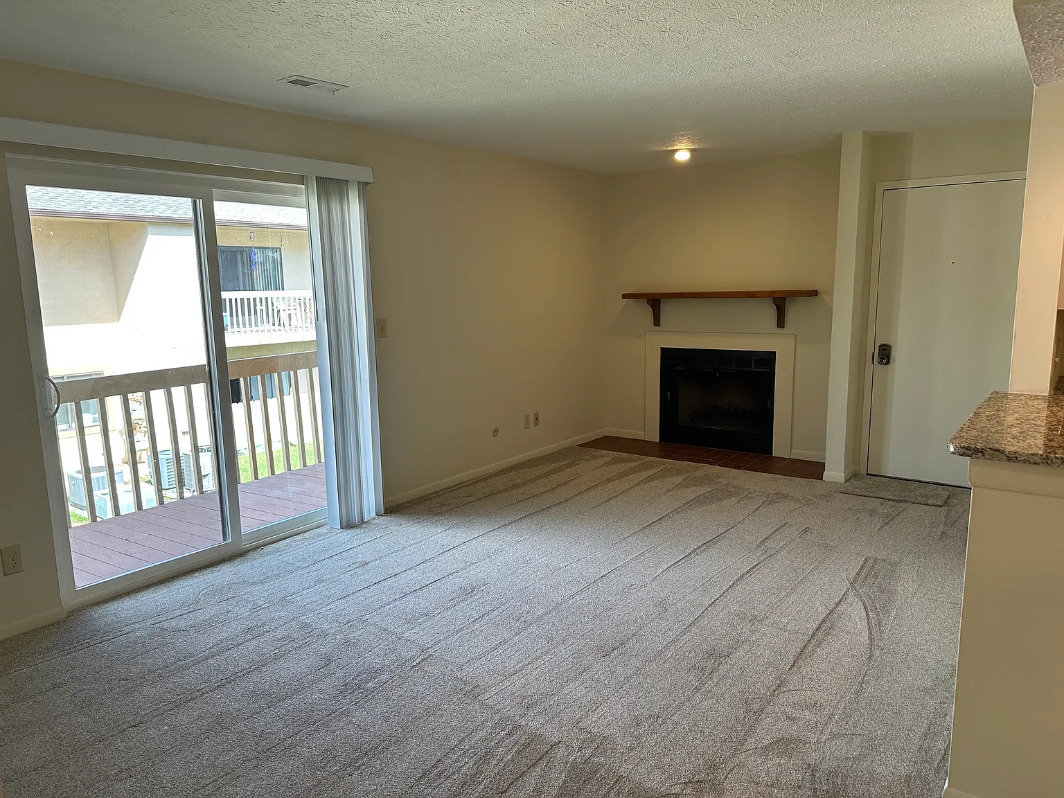 2 bed, 916 sqft, $1,300 — Photo 2