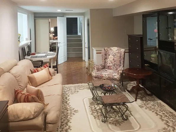 3323 Queen Frederica Dr, Mississauga, ON L4Y 2Z9