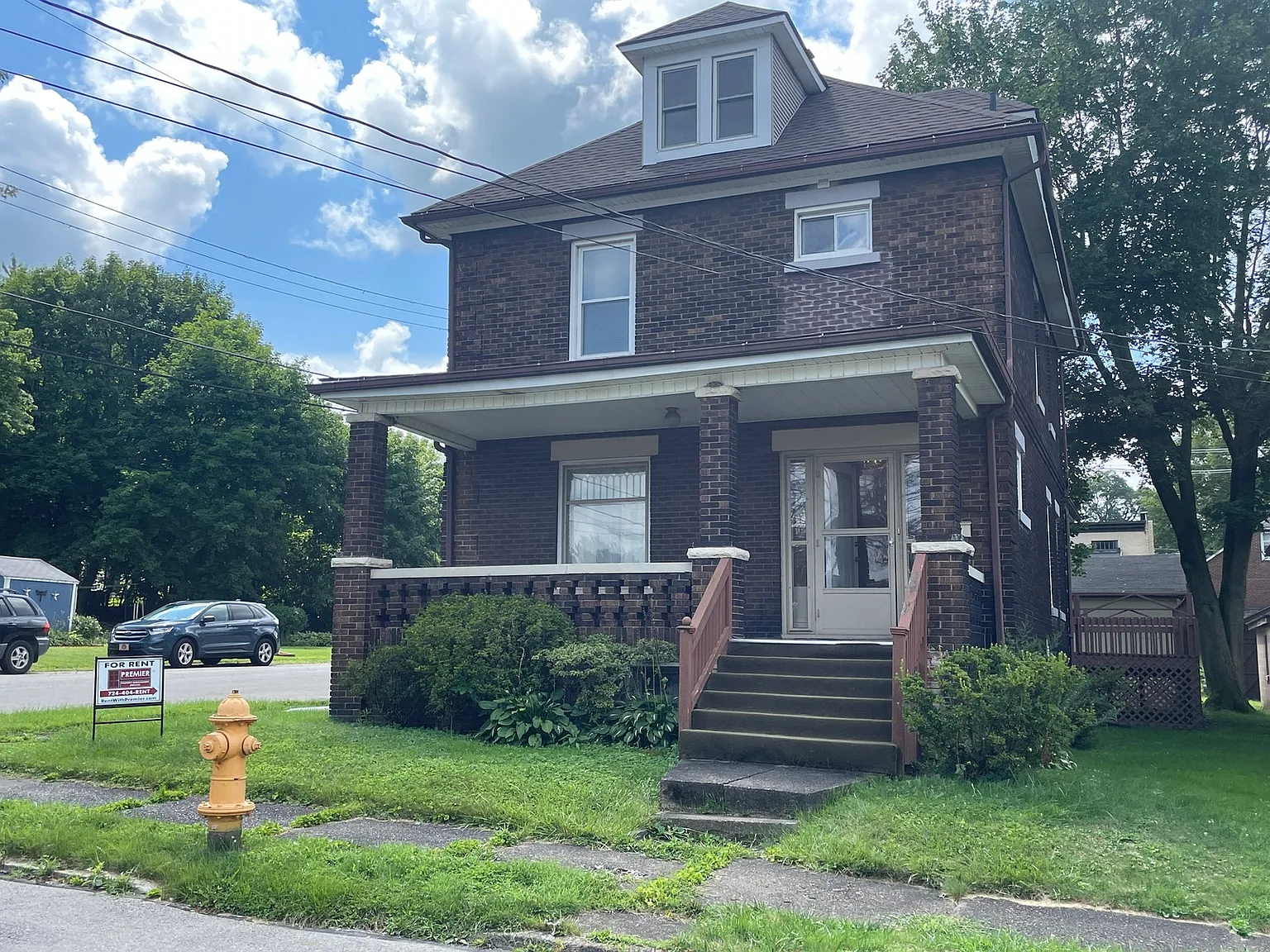 1027 Webster St photo 1
