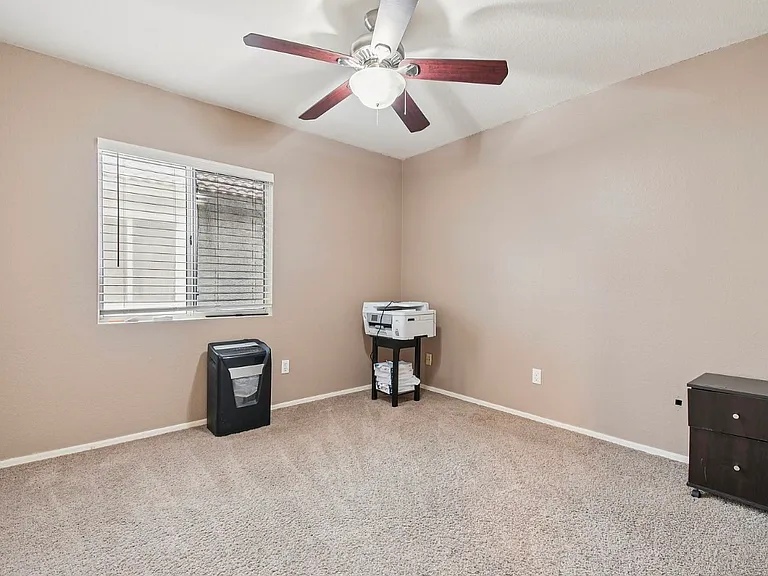 704 E Windsor Dr — Photo 11