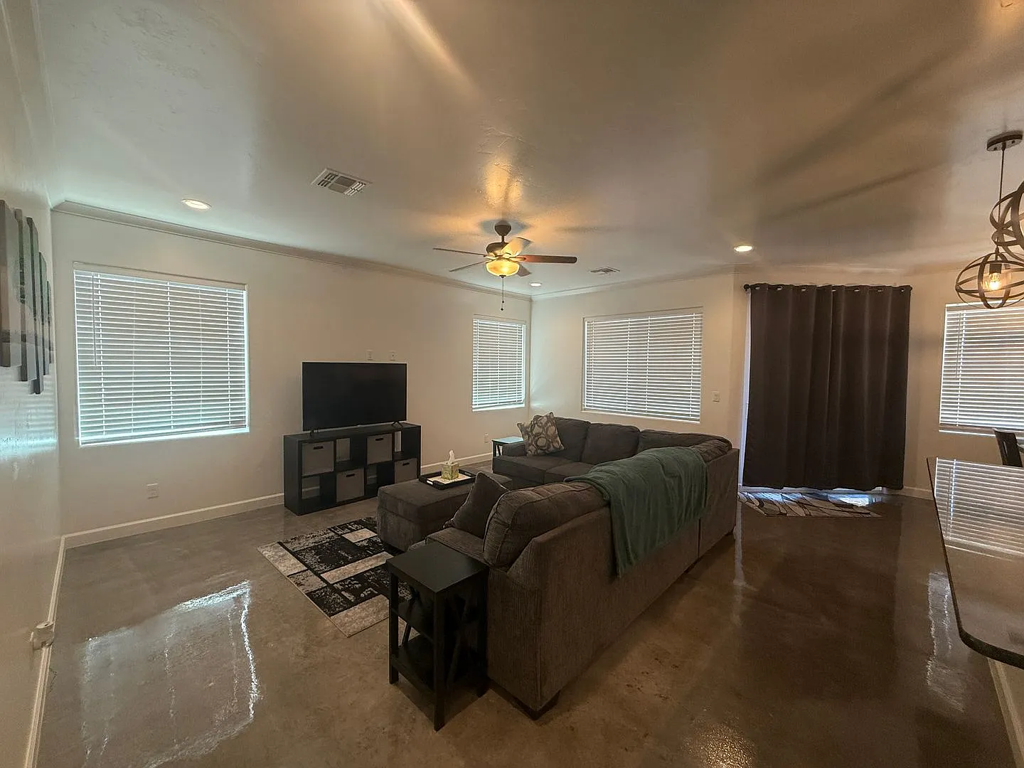 2 Bedroom 1 Bathroom Fully Furnished Home — Photo 2