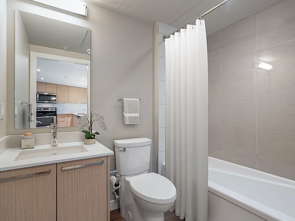 4th image of 2468 Balaclava St #315