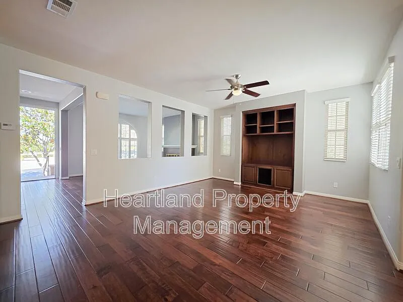 3 bed, 3.0 bath, 2376 sqft, $5,695 — Photo 3