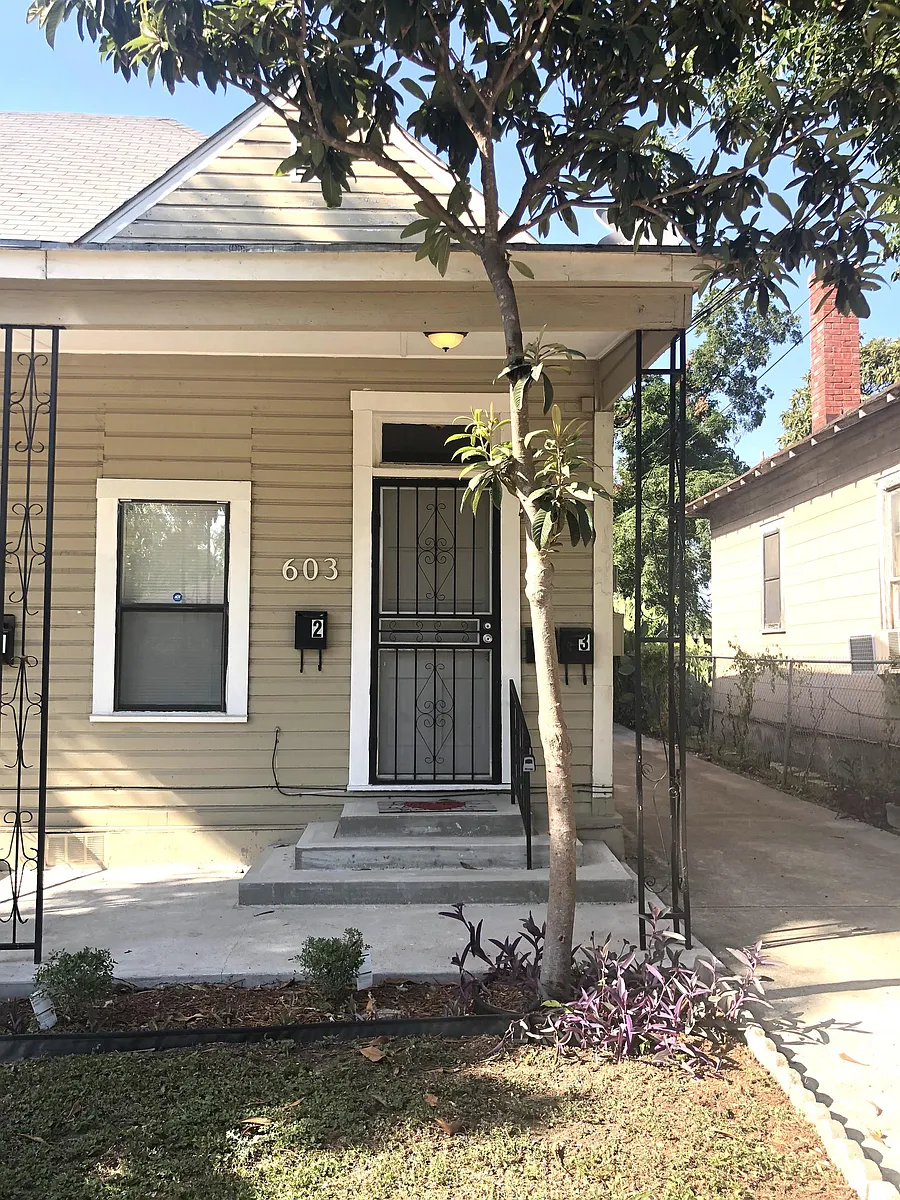 Building Photo - 603 Devine St #2