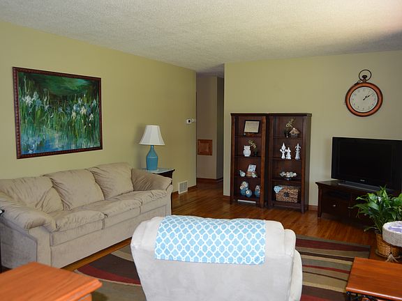 4th image of 11501 N Heights Dr NW