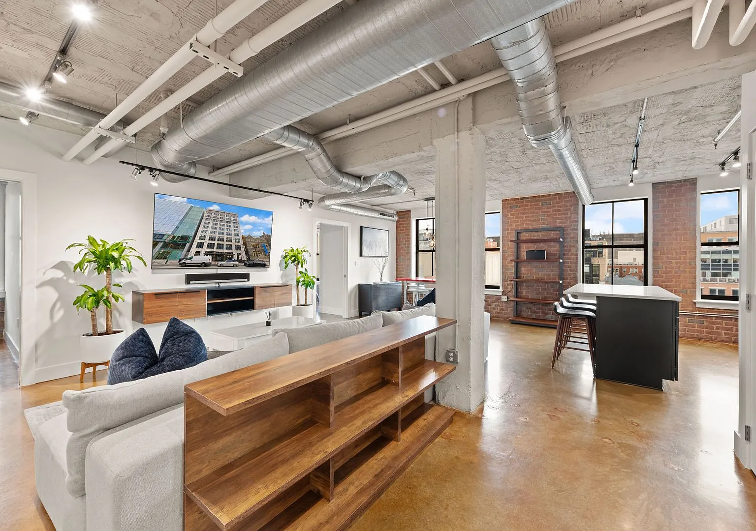 Fully Furnished Designer Loft with Parking & Monument Views! — Photo 1