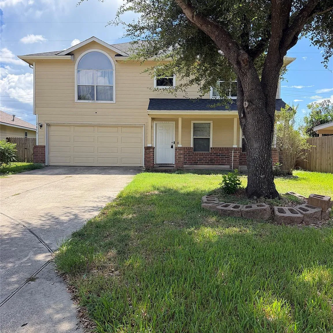 4 bed, 2.5 bath, 2180 sqft, $1,895 — Photo 2
