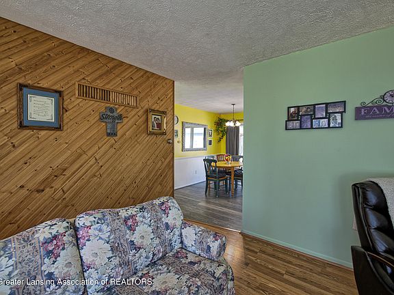 4th image of 302 S Summit St