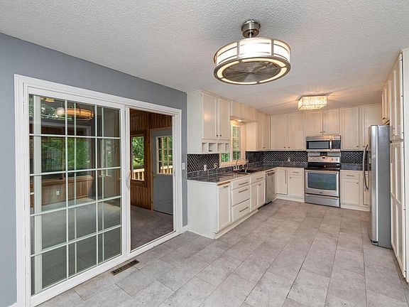 5th image of 15113 Chestnut Cir