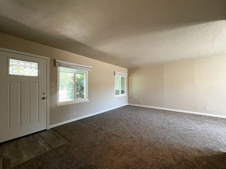 2105 Locust St — Photo 6