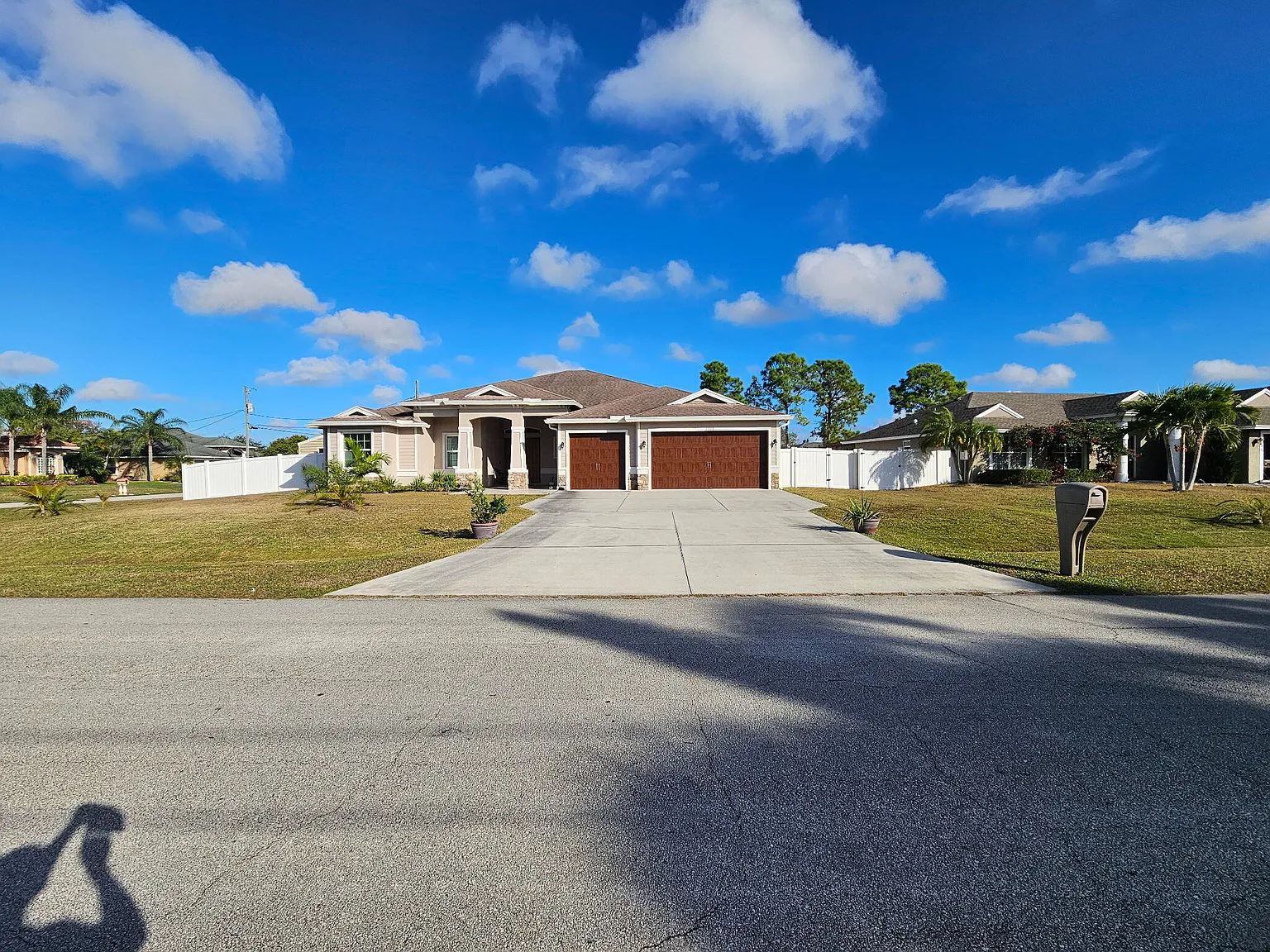 4 bed, 3.0 bath, 3012 sqft, $4,000 — Photo 2