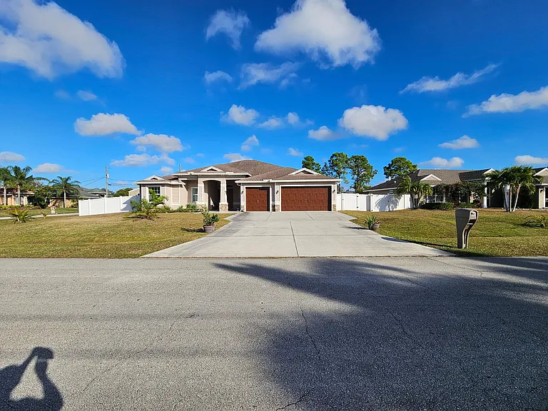 5768 NW Zenith Dr — Photo 2