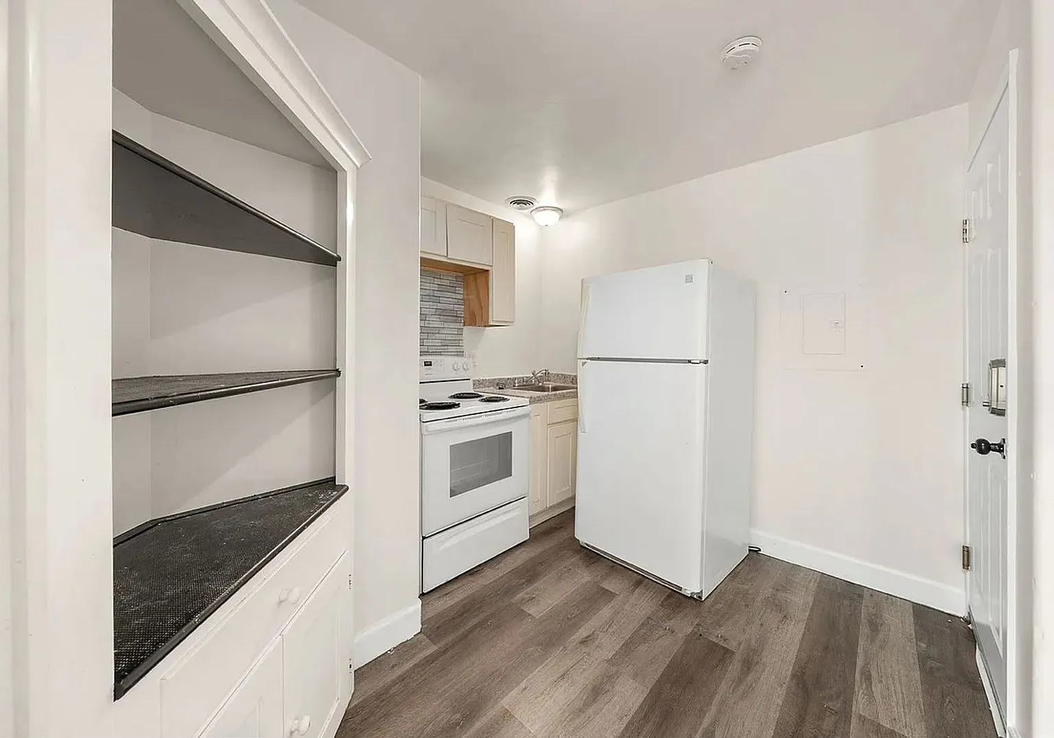 Studio, 700 sqft, $1,300 — Photo 4