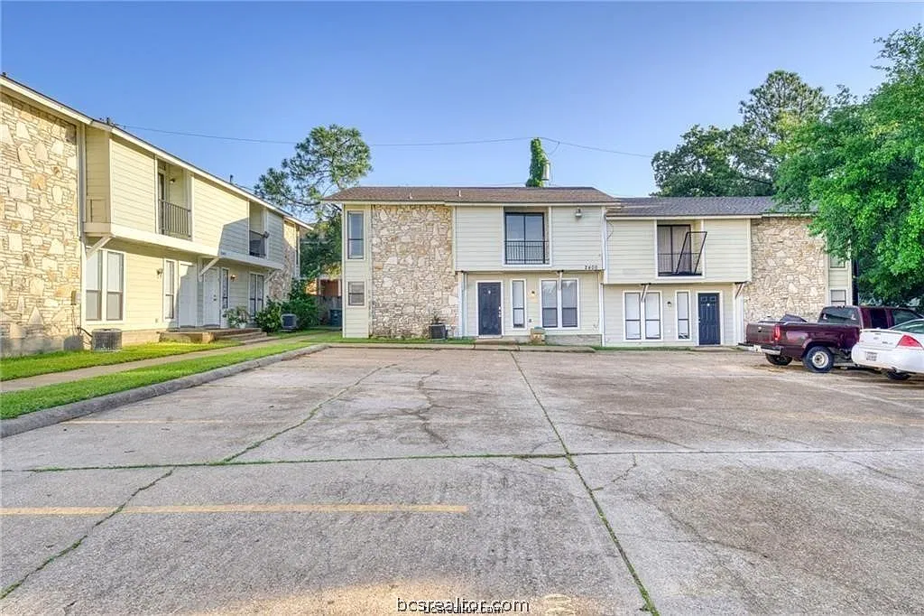 2 bed, 918 sqft, $1,000 — Photo 1