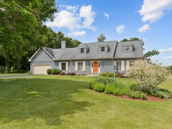 9020 Robin Hill Dr, Woodstock, IL 60098