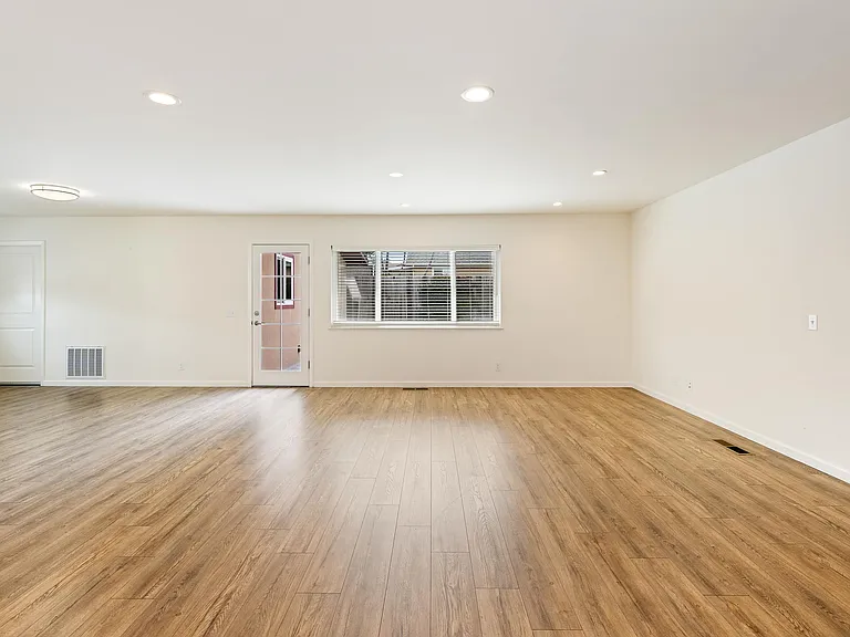 222 Mortimer Ln — Photo 5