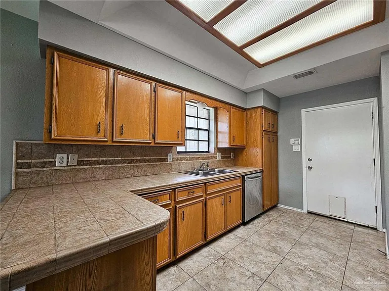 2208 Robin Ave W — Photo 10