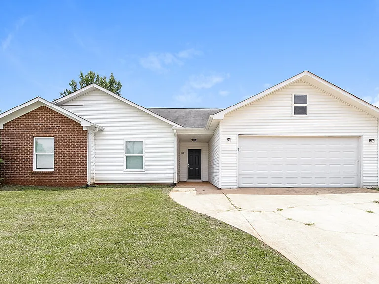 160 Avery Dr — Photo 1