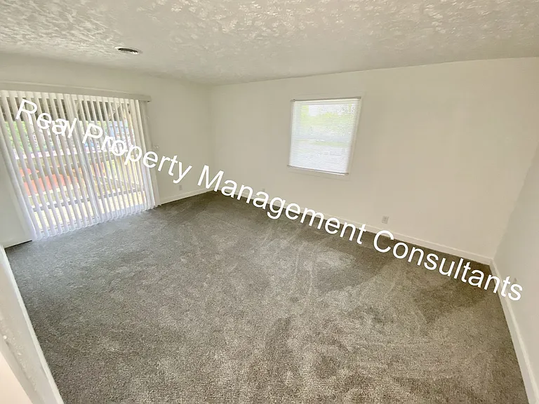 904 Twin Oaks Ter — Photo 12